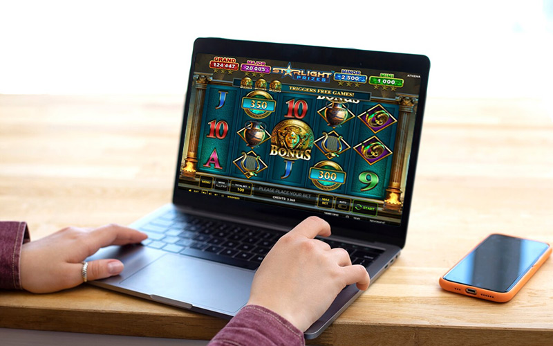 Dynamic management of casino slots